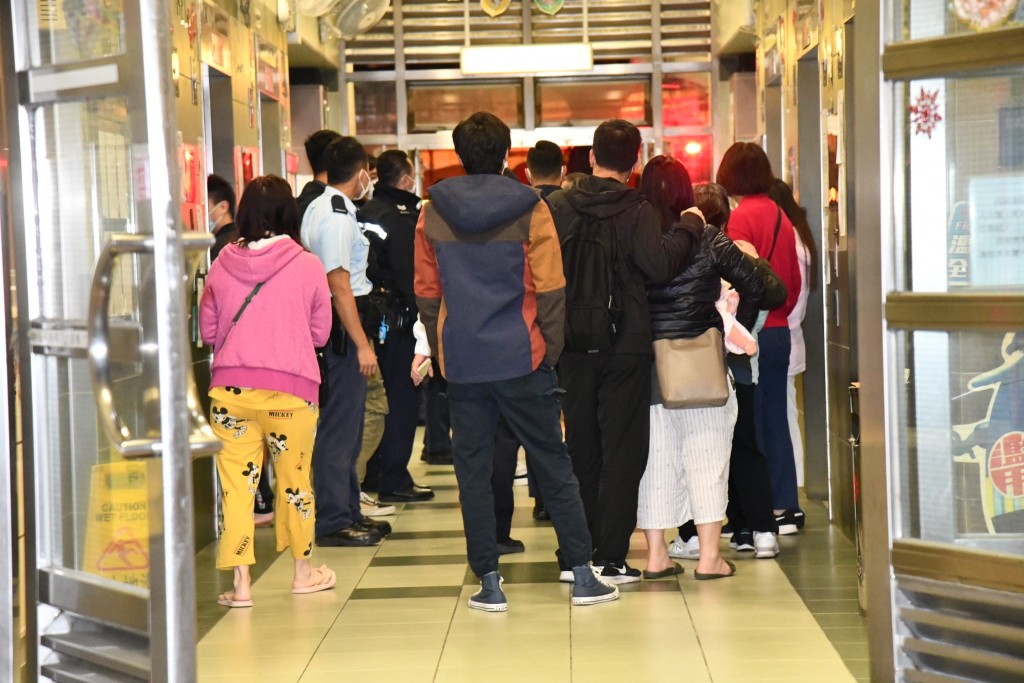 天水圍天悅邨發生火警，居民需要疏散。