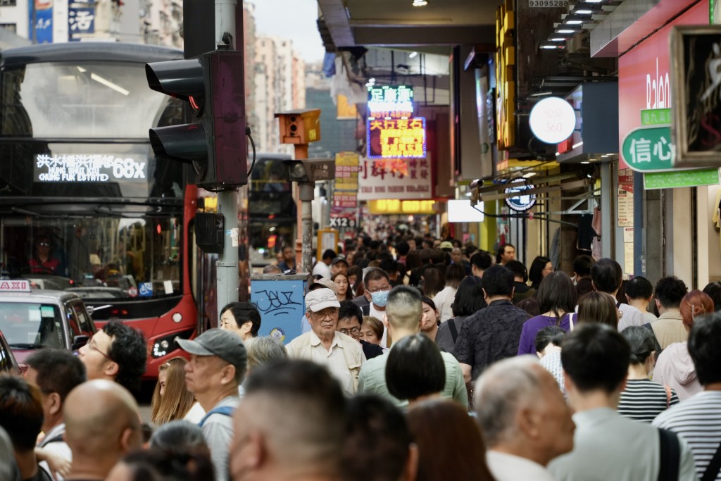 李家超稱，香港社會現時安全穩定，施政焦點是全面拼經濟、謀發展、為民添幸福。資料圖片