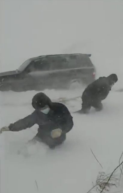 當地居民在雪堆中吋步難行。(網圖)