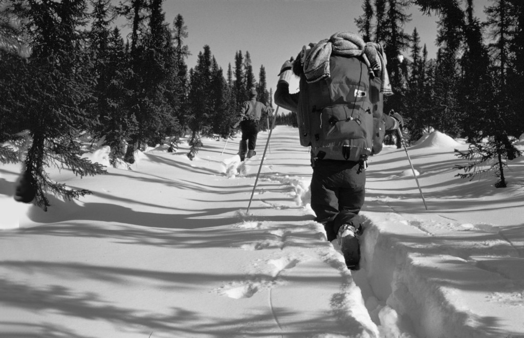 1972年品牌首次贊助探險家穿着品牌的Parka羽絨服，穿越阿拉斯加布魯克斯山脈作戶外測試。（黑白圖片）