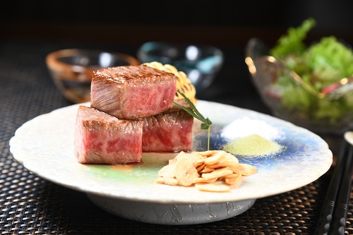 和牛燒(廚師發辦)將鹿兒島和牛肉眼部位去掉多餘脂肪，放在鐵板上燒至半生熟，伴抹茶鹽及海鹽吃，滋味可口。