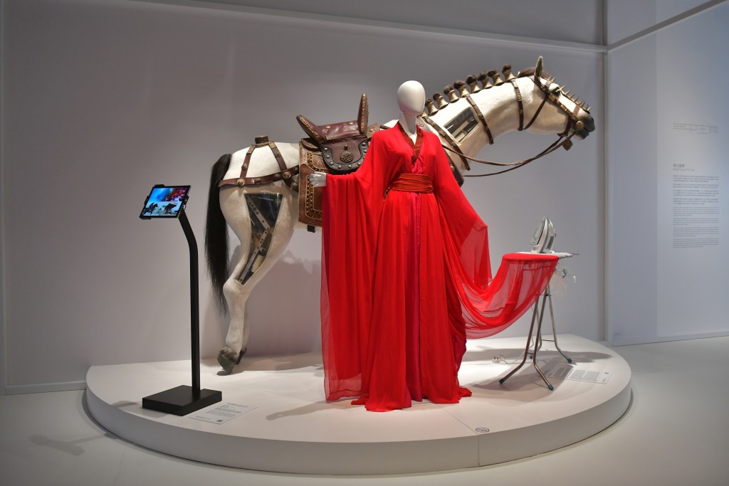 张曼玉于《英雄》（2002）中穿著的红色古装和《狄仁杰之神刀龙王》（2013）中的特别道具「水中马」。陈极彰摄