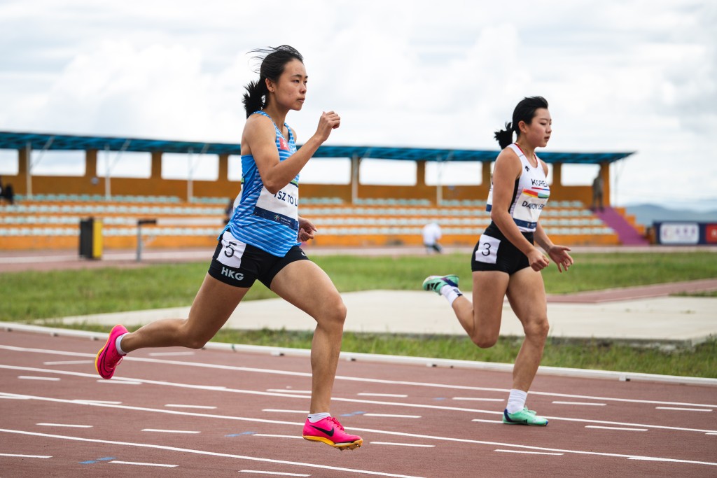 李紫桃(左)出战女子200米跑晋级决赛。 中国香港体育协会暨奥林匹克委员会图片