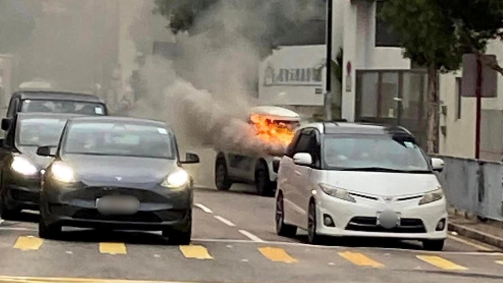 車頭火勢猛烈。fb車cam L（香港群組）Sam Leung