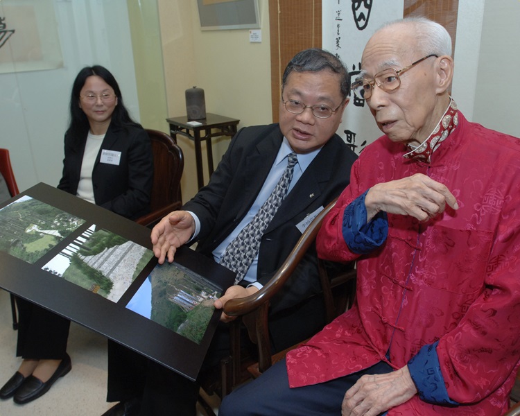 香港大學饒宗頤學術館館長兼聯席主席李焯芬(中),向饒宗頤介紹心經簡林。資料圖片