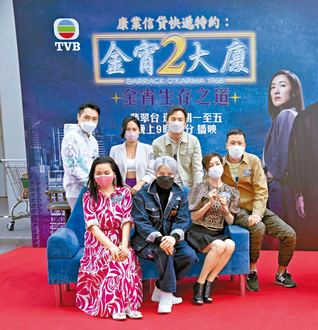 《金宵2》監製葉鎮輝(右1)大讚黃婉華(後排中)的演出攞滿分。