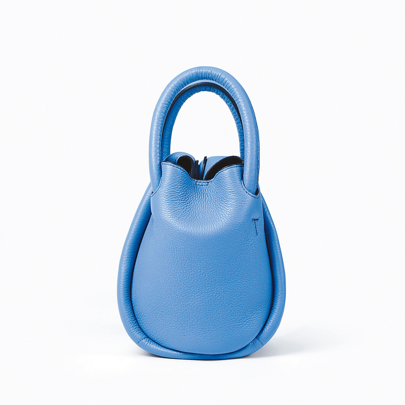 ●Nadia天藍色迷你手挽袋，將袋身兩側收起，即可轉換成另一款袋形。