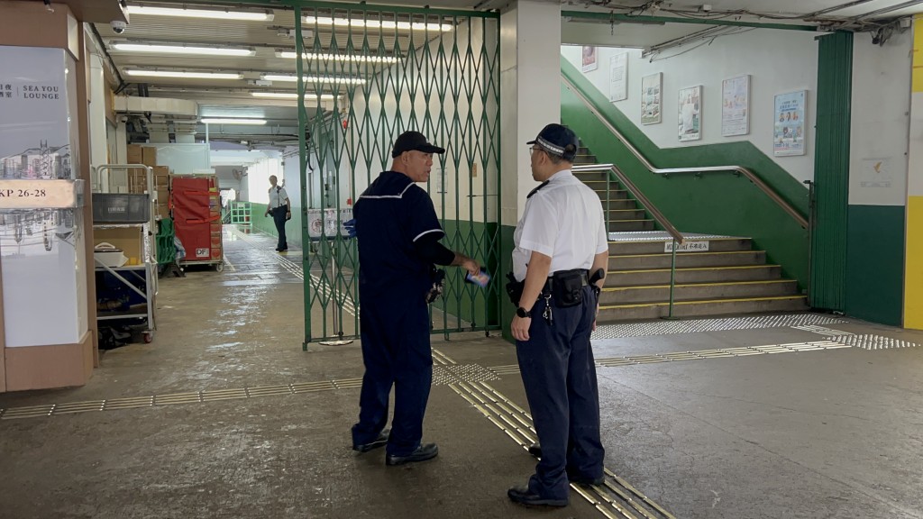 警员在码头调查搜证。林思明摄