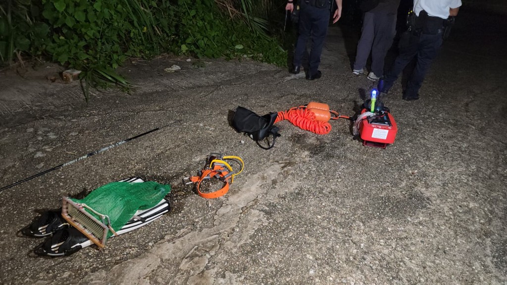 事主浮潛時攜帶一個自製氧氣機。黎志偉攝 事主浮潛時攜帶一個自製氧氣機。黎志偉攝