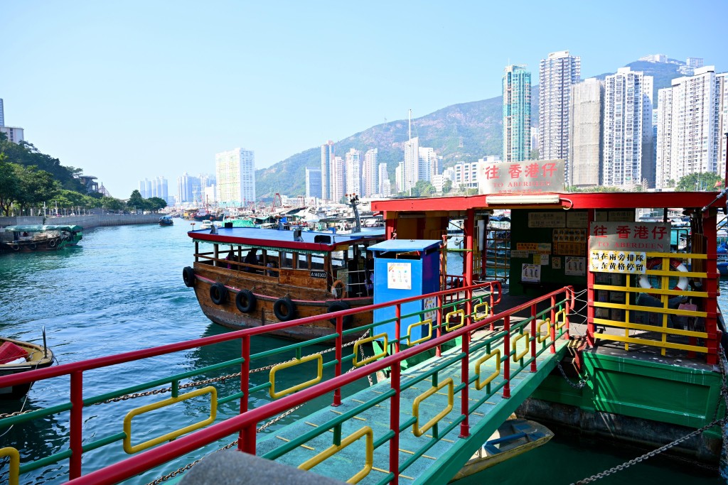 乘坐舢舨船穿梭香港仔和鴨脷洲，船費成人$2.5、 小童（12歲以下）$1.3，大約5 - 8分鐘一班船。（圖片來源：《親子王》）