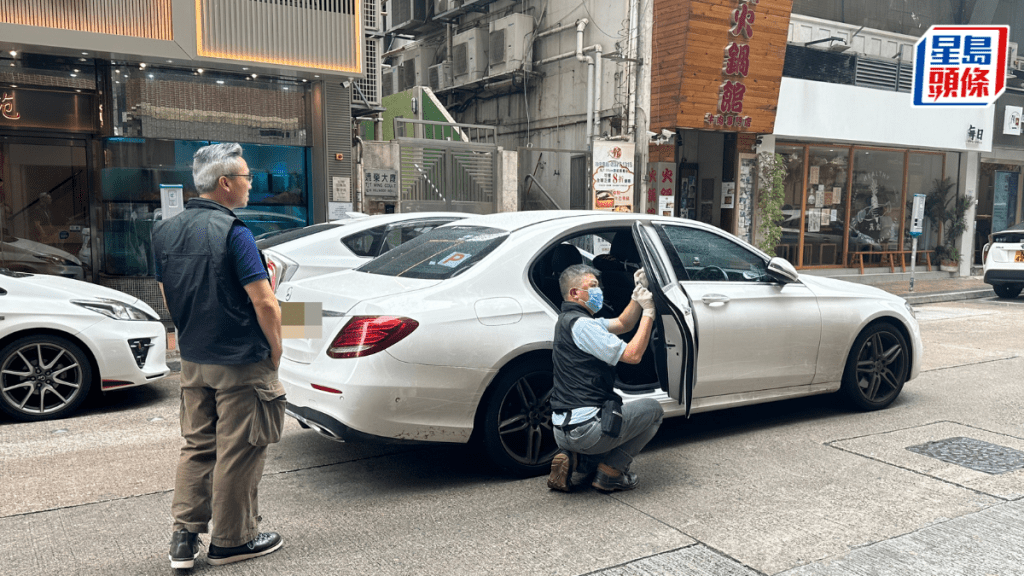 人員在平治車上掃模搜證。梁國峰攝
