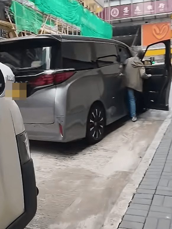 男子其後返回七人車離開。YouTube:車Cam特警 男子其後返回七人車離開。YouTube:車Cam特警