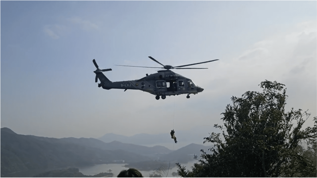 政府飛行服務隊人員進行拯救。網上片段截圖