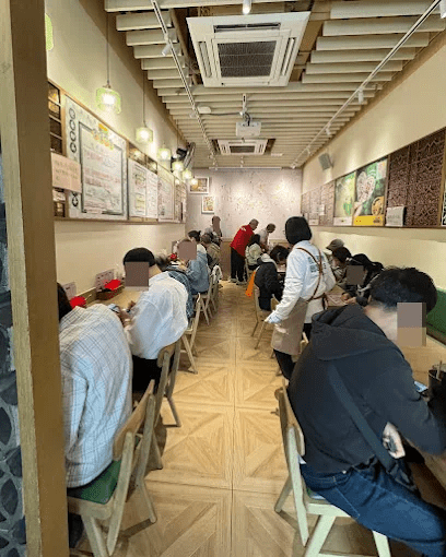 员工开始在辉叔叔的两元白饭里，悄悄地多加一些𩠌菜。（图片：google map截图）