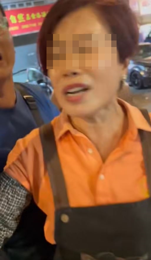 女職員在旁勸交，解釋車房「出緊車」。fb車cam L（香港群組）圖片