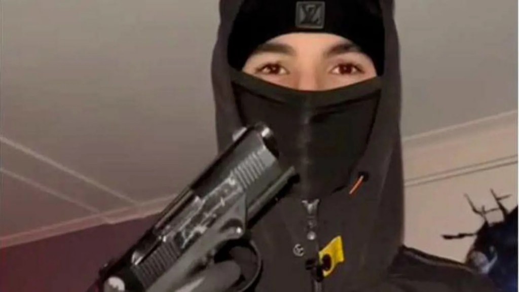 另一受Foxtrot招募的槍手與兇器自拍。 瑞典警方 另一受Foxtrot招募的槍手與兇器自拍。 瑞典警方