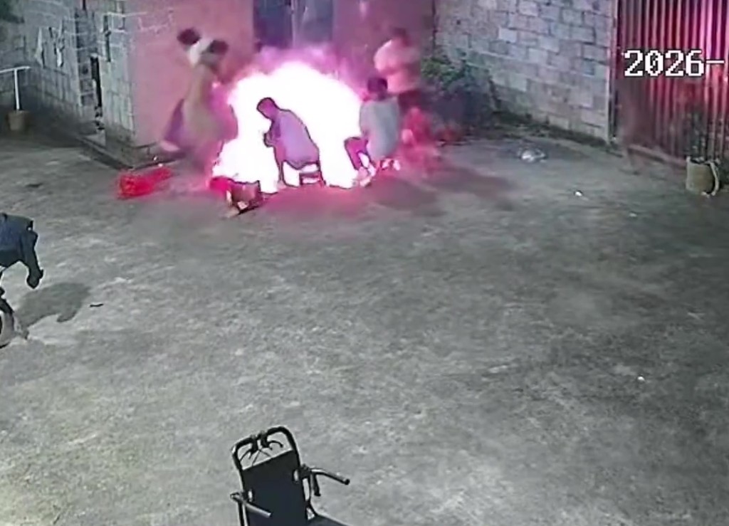广西一家七口水泥地烧烤突爆炸。