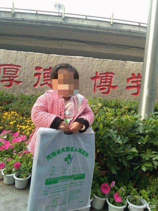 患上眼癌的3歲女童在醫院檢查後的照片。（網圖）