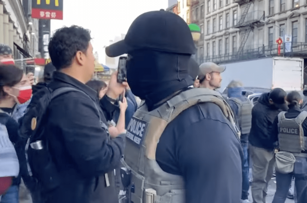 ICE突襲紐約唐人街,拘捕假貨小販引爆混亂。英國《衞報》影片截圖 ICE突襲紐約唐人街,拘捕假貨小販引爆混亂。英國《衞報》影片截圖