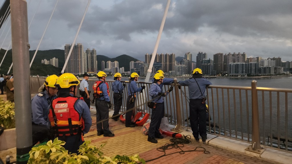 消防員在現場搜索。黎志偉攝
