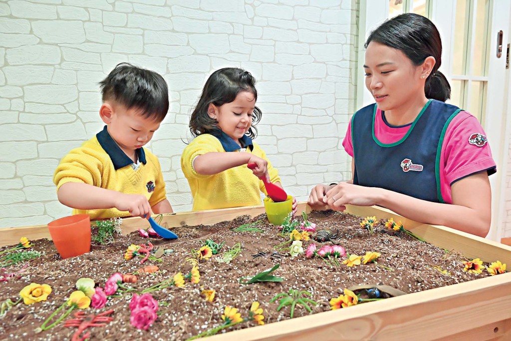 幼童通过探索形式学习新知识。