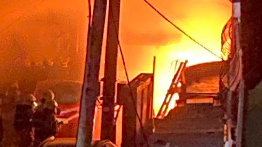 錦上路車房起火傳爆炸聲,消防開喉救熄。網圖