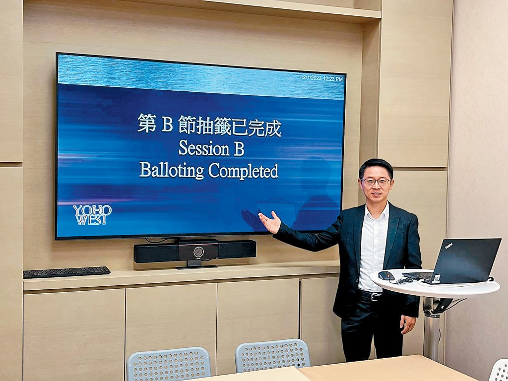 YOHO WEST昨日進行抽籤程序，今發售350伙最矚目。圖為新地胡致遠。
