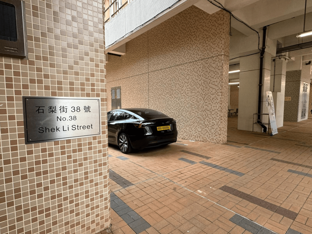 周潔莹駕駛涉事車輛停泊在其議辦旁邊的行人路,疑阻塞消防通道。《葵衷區報》授權圖片 周潔莹駕駛涉事車輛停泊在其議辦旁邊的行人路,疑阻塞消防通道。《葵衷區報》授權圖片