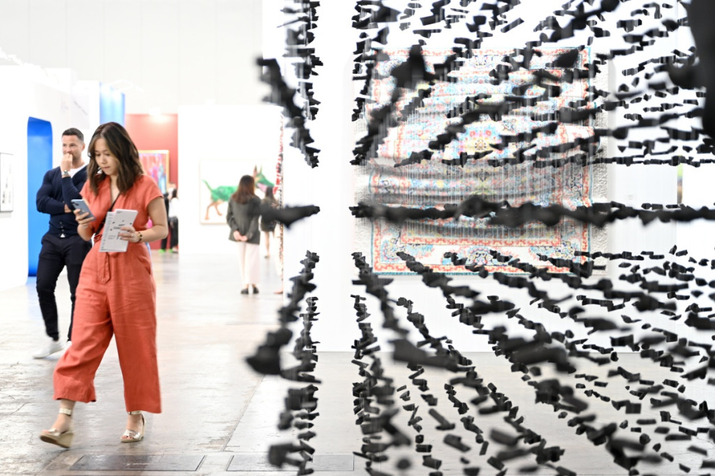由《Art Central 2023》策展顧問萬豐（Chris Wan）策劃的「奇景中飄移」，帶來了4個大型雕塑及裝置項目，視覺效果都極震撼