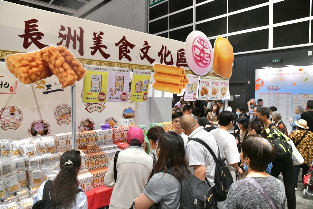 場內多個食品攤位前大排長龍。
