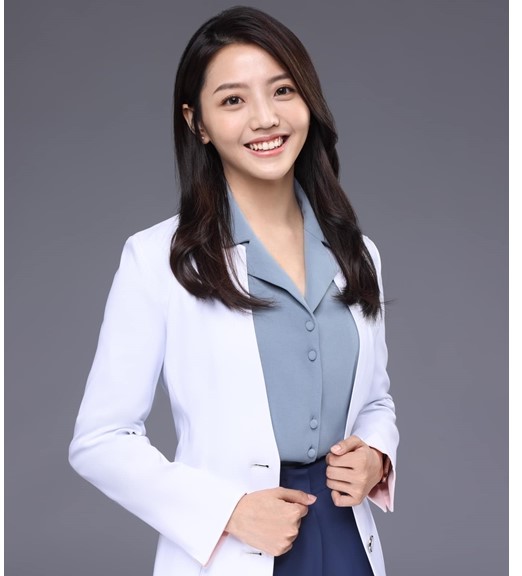 她提醒大家,建立良好的生活習慣和心理態度是成功減肥的關鍵。(影片截圖:YouTube頻道《初日醫學 - 宋晏仁醫師 x Cofit 》)