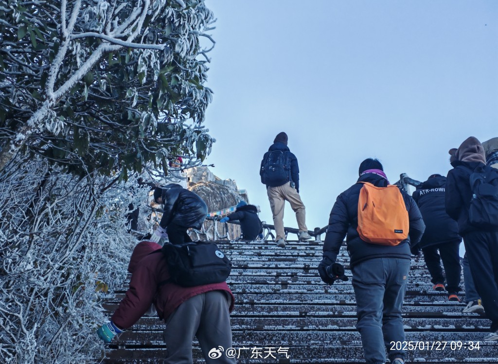 廣東受冷空氣侵襲，粵北金子山迎冰雪奇觀。（微博）