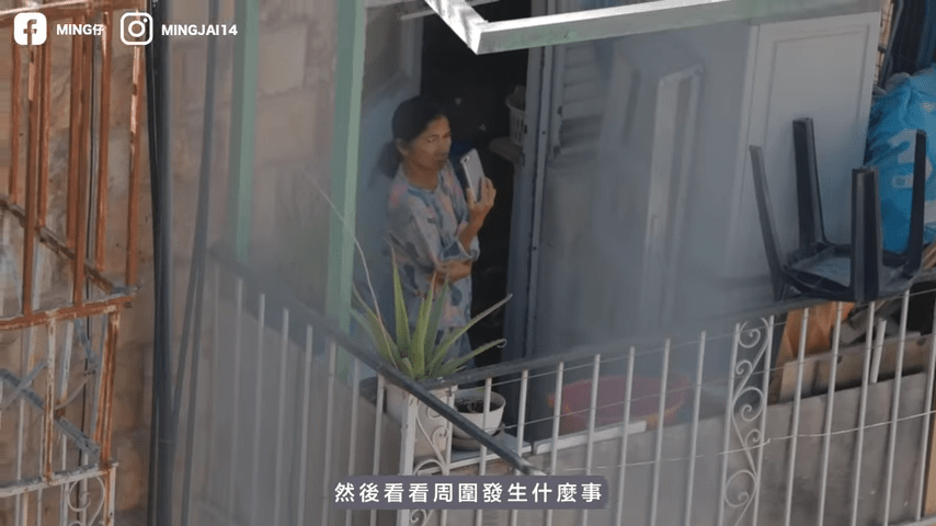 片中所见，偶尔有市民从家中向窗外探望。