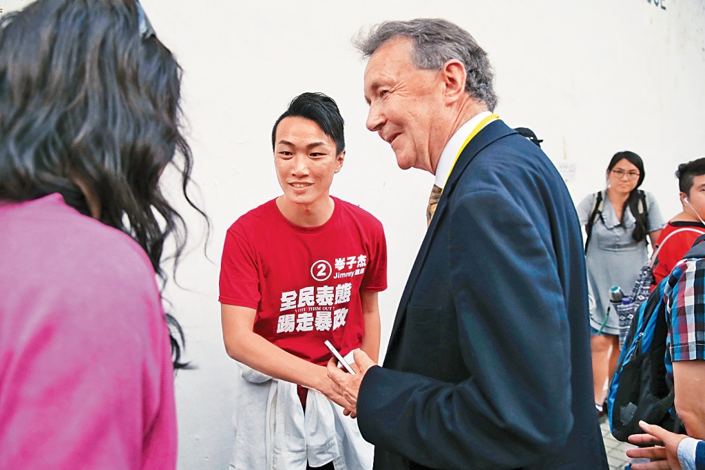 李宇軒在2019年舉辦區選「監選團」,邀請英國上議院議員奧爾頓勳爵等多國議員來港。