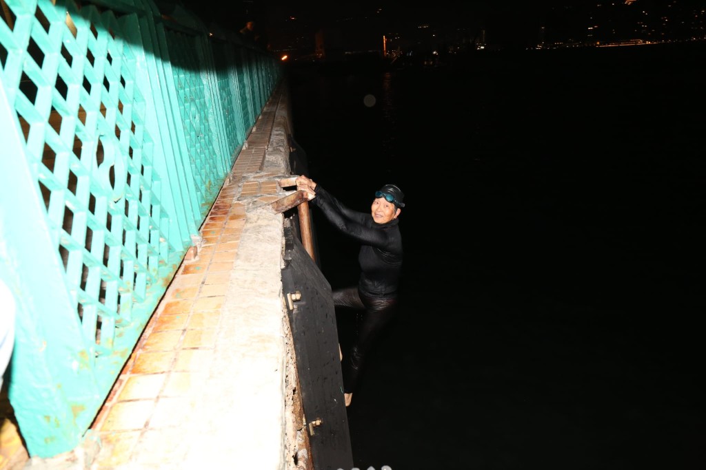 芳姐表示，抵達時感覺風勢不算大，估計水溫與氣溫相若，約在11度左右，認為「感覺不算凍」。黎志偉攝