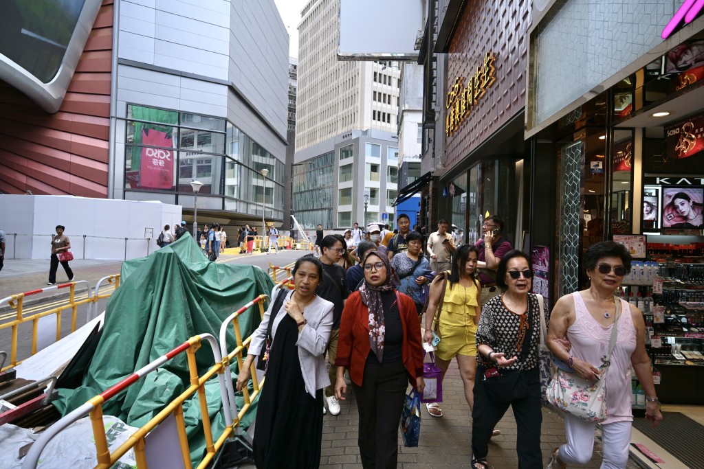 銅鑼灣街道上則人頭暢旺。 銅鑼灣街道上則人頭暢旺。