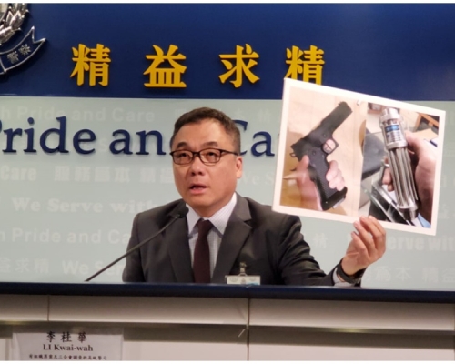 李桂華展示仿製氣槍及強力激光炮。