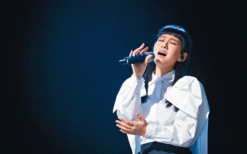 ■炎明熹用心地獻唱陳僖儀的名曲《蜚蜚》。