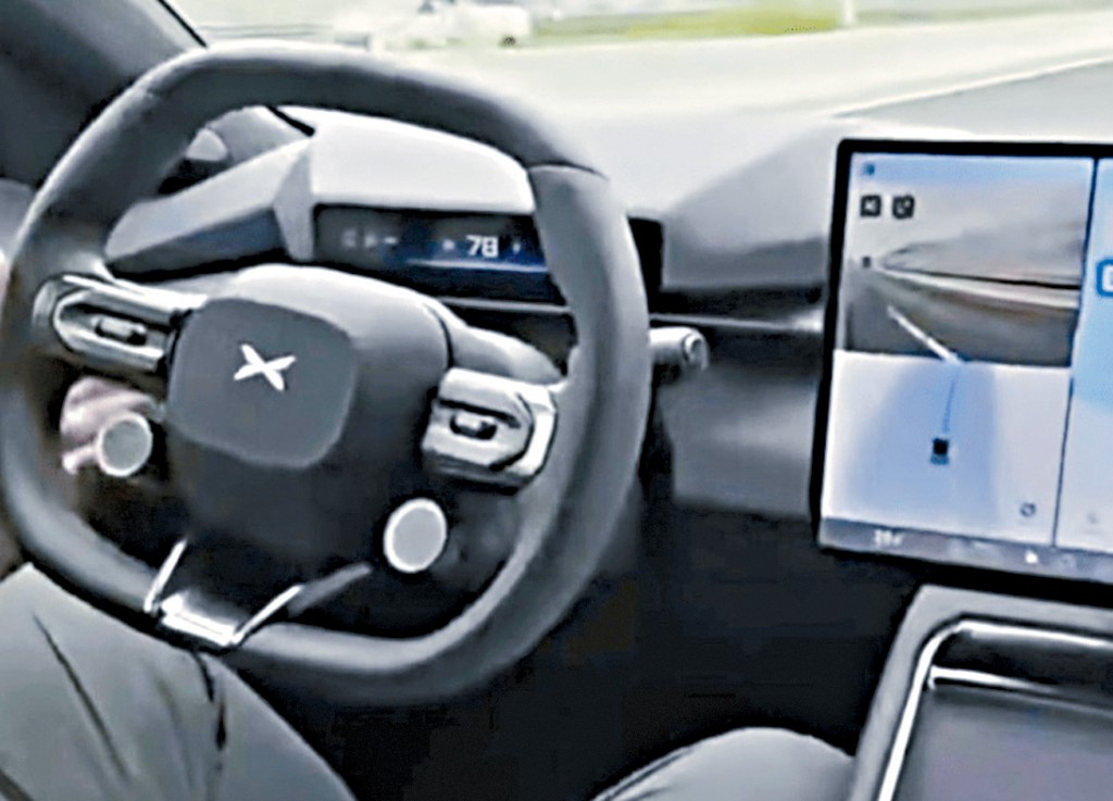 内地司机一度双手离軚，自动驾驶。