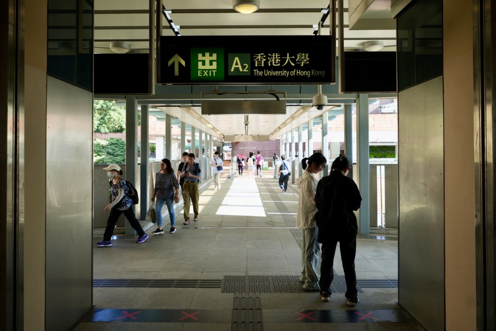 香港大學2024/25年度共42,330名學生,截至去年6月有7,800個宿位。 香港大學2024/25年度共42,330名學生,截至去年6月有7,800個宿位。