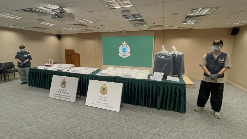 海關展示涉案證物。楊偉亨攝