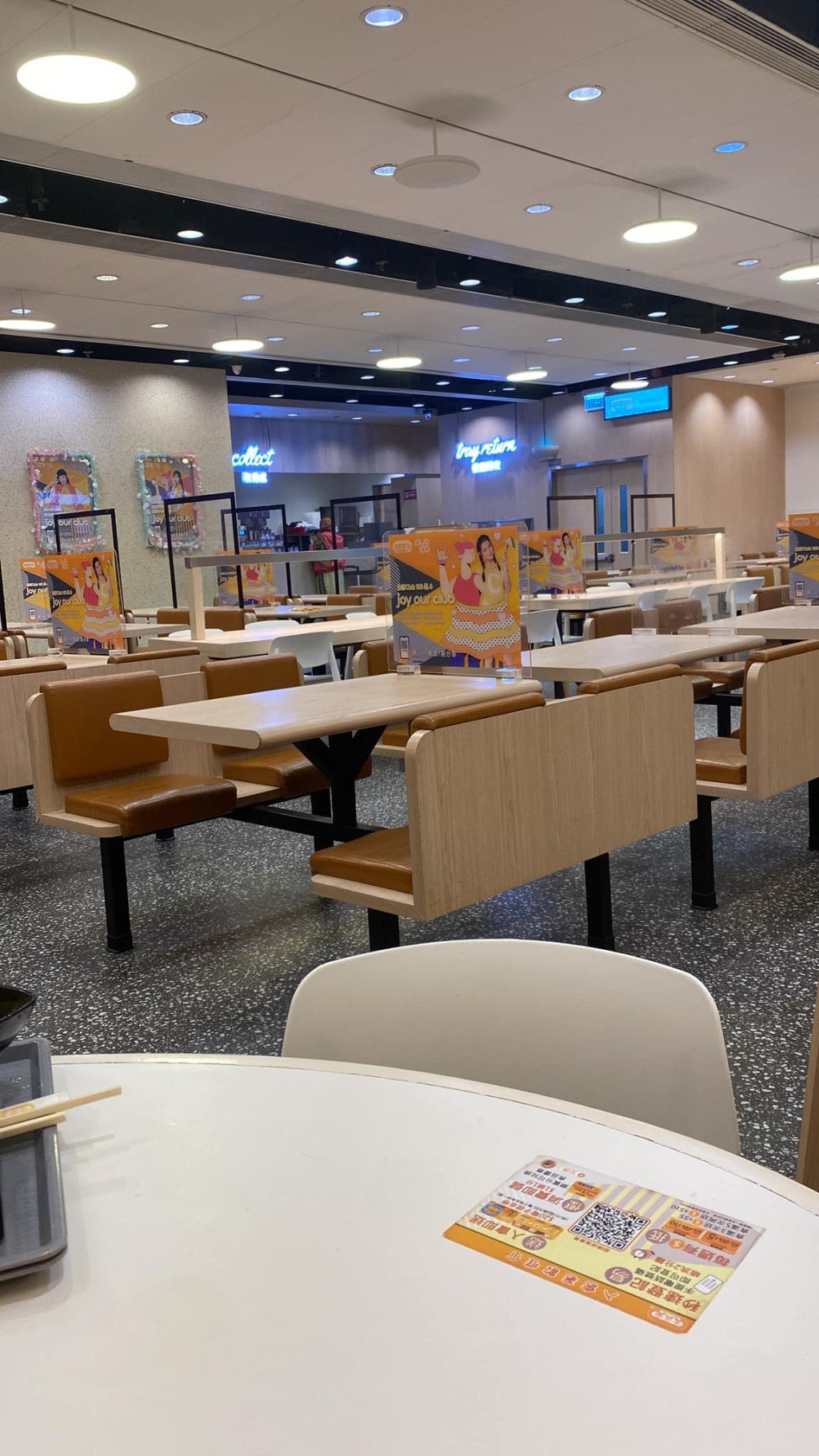 他在一間連鎖快餐店內用餐。「香港街市魚類海鮮研究社」FB