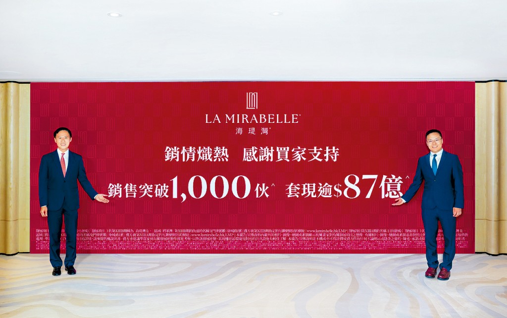 信和田兆源（左）表示，買家中有約70%為本地年輕家庭。右為郭允文。
