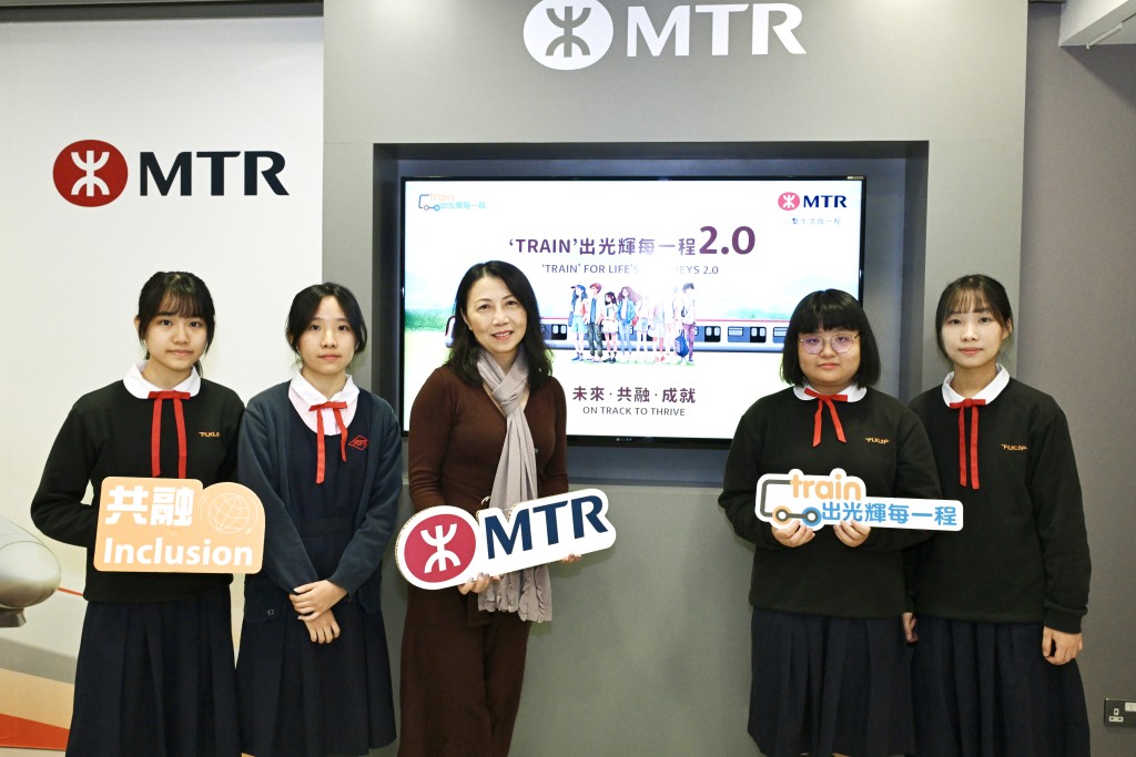 港鐵自2009年起舉辦以中學生為對象的「'Train'出光輝每一程」計劃,保良局李城壁中學4名中五學生鄧卓瑩(Chole、左一)、鄭欽琳(Crystal、左二)、柯美而(Iris、右二)、黎雅盈(Ada、右一),是今年「'Train'出光輝每一程2.0」計劃的參加者,四人與港鐵公司總經理(環保及社會責任)黃嘉盈(中)合照。