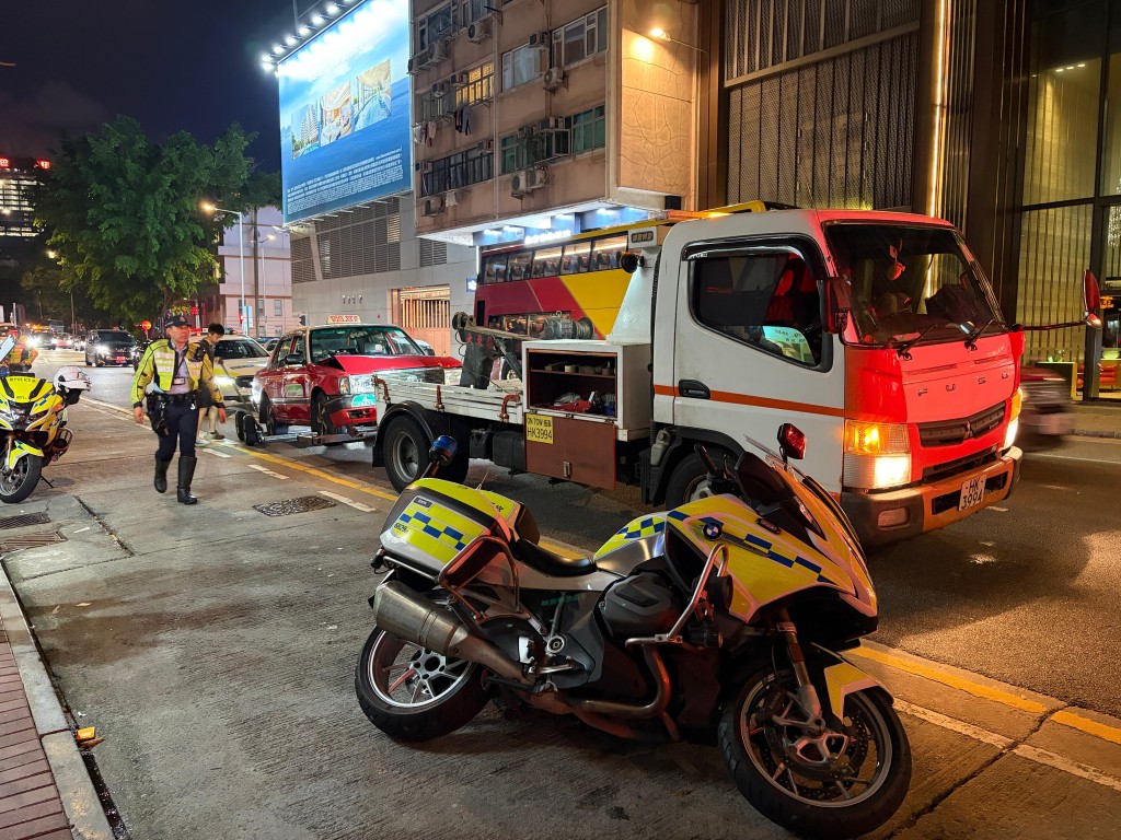 一輛的士駛至歌頓道時撞向一輛警察電單車。