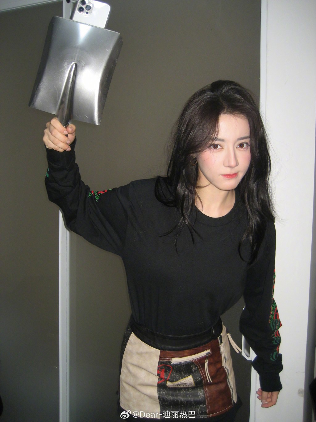 迪麗熱巴傳受中東戰火影響，在杜拜滯留3日，要缺席巴黎的活動。微博