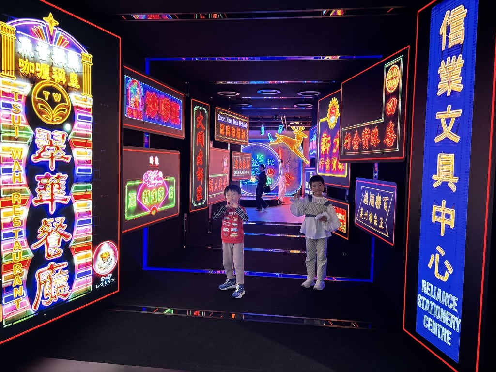 展區重現一系列經過修復與重燃的霓虹燈原型，每件作品都承載獨特的歷史記憶。（圖片來源：《親子王》）