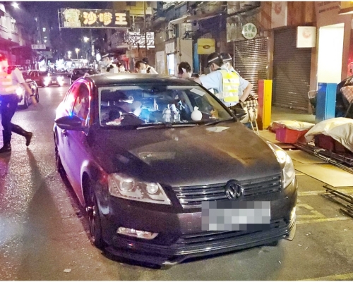 警員搜查私家車。