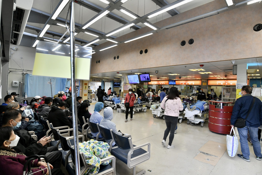元旦日后公众假期，公立医院急症服务持续紧张。图为伊利沙伯医院急症室。（卢江球摄）