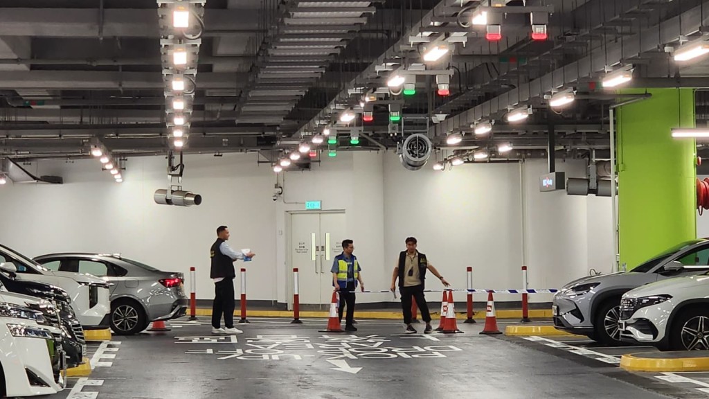 警員在停車場內進行調查。黎志偉攝